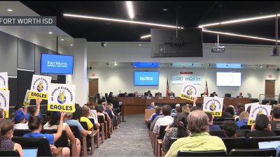 Padres rechazan el plan de cierre de escuelas en FWISD