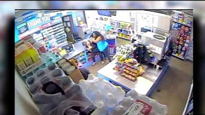 Mujer del norte de Texas demanda a Walmart tras agresión de empleada