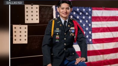 Joven hispano se gradúa con alto rango del programa JROTC