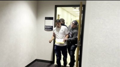 VIDEO: captamos momento en que un joven fue detenido por ICE tras su cita en la corte de Dallas