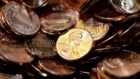 ARCHIVO – Centavos de dólar recién hechos en la Casa de Moneda de Estados Unidos, en Denver, el 15 de agosto de 2007. (AP Foto/David Zalubowski, archivo)