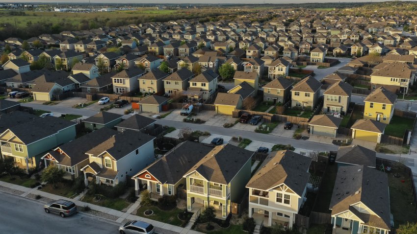 Viviendas unifamiliares en un barrio residencial de San Marcos, Texas, EEUU, el martes 12 de marzo de 2024. Está previsto que la Asociación Nacional de Agentes Inmobiliarios publique las cifras de ventas de viviendas existentes el 21 de marzo. Fotógrafo: Jordan Vonderhaar/Bloomberg vía Getty Images