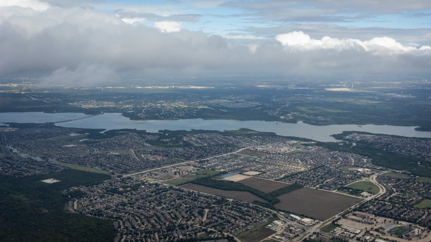 DALLAS, TEXAS- 11 DE SEPTIEMBRE: Vista aérea de los suburbios de Dallas, Texas, con nubes, mientras un avión aterriza en el Aeropuerto Internacional de Dallas Fort Worth, el 11 de septiembre de 2024 en Dallas, Texas. (Foto de Jay L. Clendenin/Getty Images)