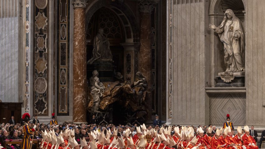 07 de mayo de 2025, Vaticano, Vatikanstadt: Cardenales celebran la misa “Pro eligendo Romano Pontefice” en la Basílica de San Pedro. Foto: Oliver Weiken/dpa (Foto de Oliver Weiken/picture alliance via Getty Images)