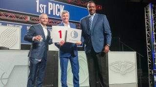 Los Dallas Mavericks han ganado oficialmente la lotería del Draft de la NBA con un 1.8% de posibilidades de ganar la elección en Chicago, Illinois, Estados Unidos, el 12 de mayo de 2025.