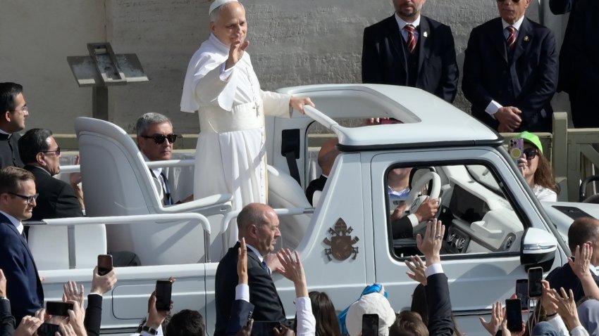 CIUDAD DEL VATICANO, ITALIA - 2025/05/18: El papa León XIV pasea en papamóvil por la Plaza de San Pedro para saludar a los fieles antes de la ceremonia de su entronización. (Foto de Mario Cartelli/SOPA Images/LightRocket via Getty Images)