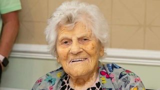 Esta fotografía sin fecha proporcionada por el asilo Hallmark Care Homes muestra a Ethel Caterham, que a partir del viernes 2 de mayo de 2025 es ahora la mujer más anciana del mundo, de acuerdo con LongeviQuest.