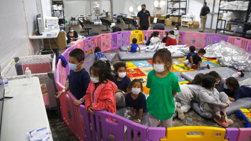 Niños juegan en una instalación de la agencia de aduanas y protección fronteriza estadounidense, en Donna, Texas, el 30 de marzo del 2021.  (AP foto/Dario Lopez-Mills, Pool)