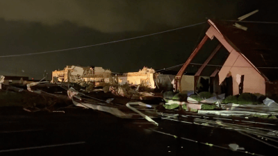 En video: tornado arrasa con todo y deja más de 10 muertos en Kentucky