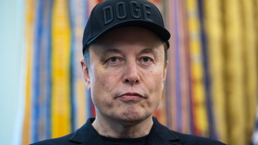 Musk luce un moretón en el ojo en su despedida y lo atribuye a un puñetazo de su hijo