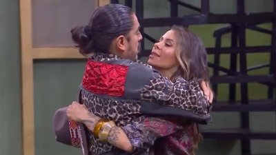 Nanda, la novia de Rey Grupero, entra a La Casa con besos para todos