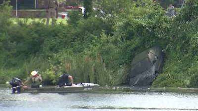 Recuperan vehículos sumergidos en Lake Cliff en Dallas