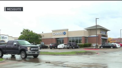 En Dallas: retira miles de dólares de un banco, sale y le roban