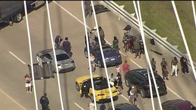 ¿Qué ocasionó el cierre de carriles en el puente Margaret Hunt Hill en Dallas?