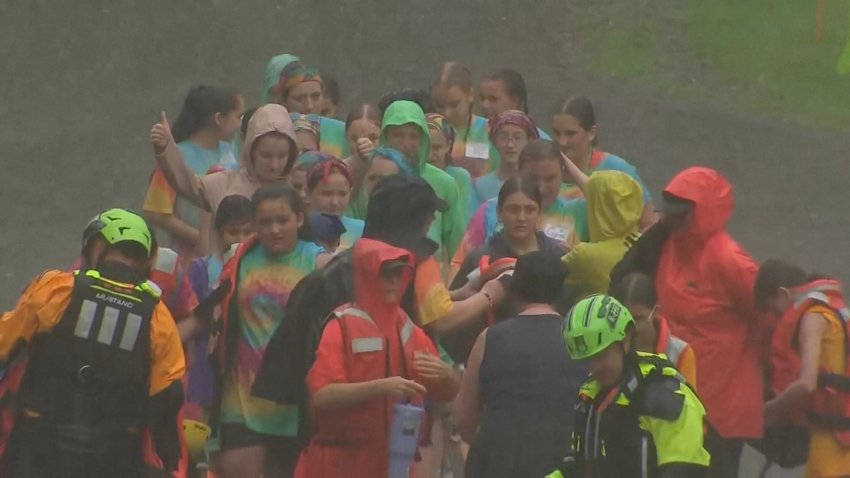En video: rescatan a decenas de Girl Scouts tras inundaciones