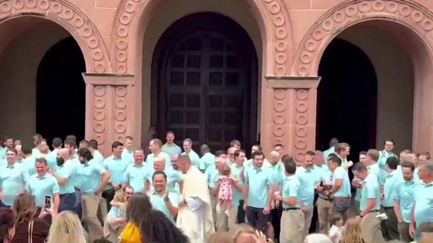 200 padres llevan la misma camisa a una misa en Coppell