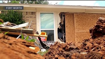 Vivos de milagro tras mujer chocar contra su hogar en Fort Worth