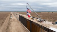 En una vista aérea, el sitio de la construcción en curso del muro fronterizo patrocinado por el estado donde el Comisionado de Tierras de Texas Dawn Buckingham celebró una conferencia de prensa el 26 de noviembre de 2024 en La Casita-Garciasville, Texas.