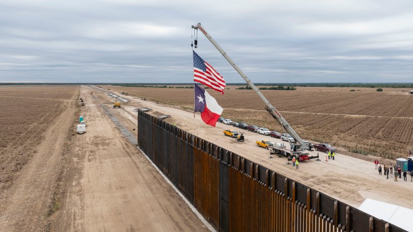 En una vista aérea, el sitio de la construcción en curso del muro fronterizo patrocinado por el estado donde el Comisionado de Tierras de Texas Dawn Buckingham celebró una conferencia de prensa el 26 de noviembre de 2024 en La Casita-Garciasville, Texas.