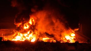 Llamas en una instalación de almacenamiento de petróleo después de que aparentemente fuera blanco de un ataque israelí, en Teherán, Irán, la madrugada del domingo 15 de junio de 2025.