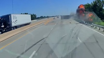 Mira el momento en que camión estalla en llamas tras chocar con auto en sentido contrario