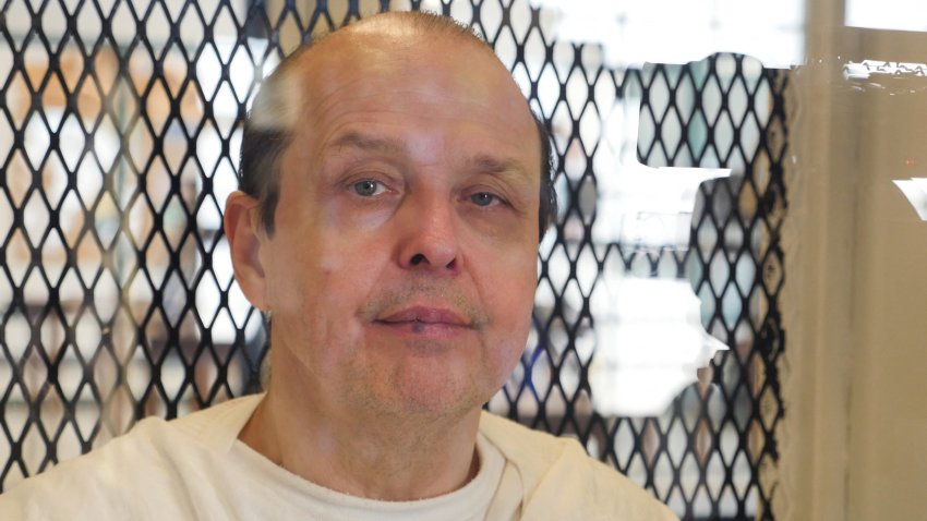 Robert Roberson, de 58 años, pasó casi 22 años en el corredor de la muerte de Texas por la muerte en 2002 de su hija de 2 años, Nikki Curtissits, detrás de un vidrio en la Unidad Allan B. Polunsky, la prisión que alberga a los 169 hombres en el corredor de la muerte de Texas en Livingston, Texas, el 22 de enero de 2025. La Unidad Allan B. Polunsky es una prisión con una capacidad de 2,984 reclusos y un área de aproximadamente 472 hectáreas. (Foto por Cécile CLOCHERET / AFP) (Foto por CECILE CLOCHERET/AFP vía Getty Images)