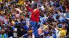 Increíble: Mboladinga, el fanático que mira los partidos como una estatua, sin moverse