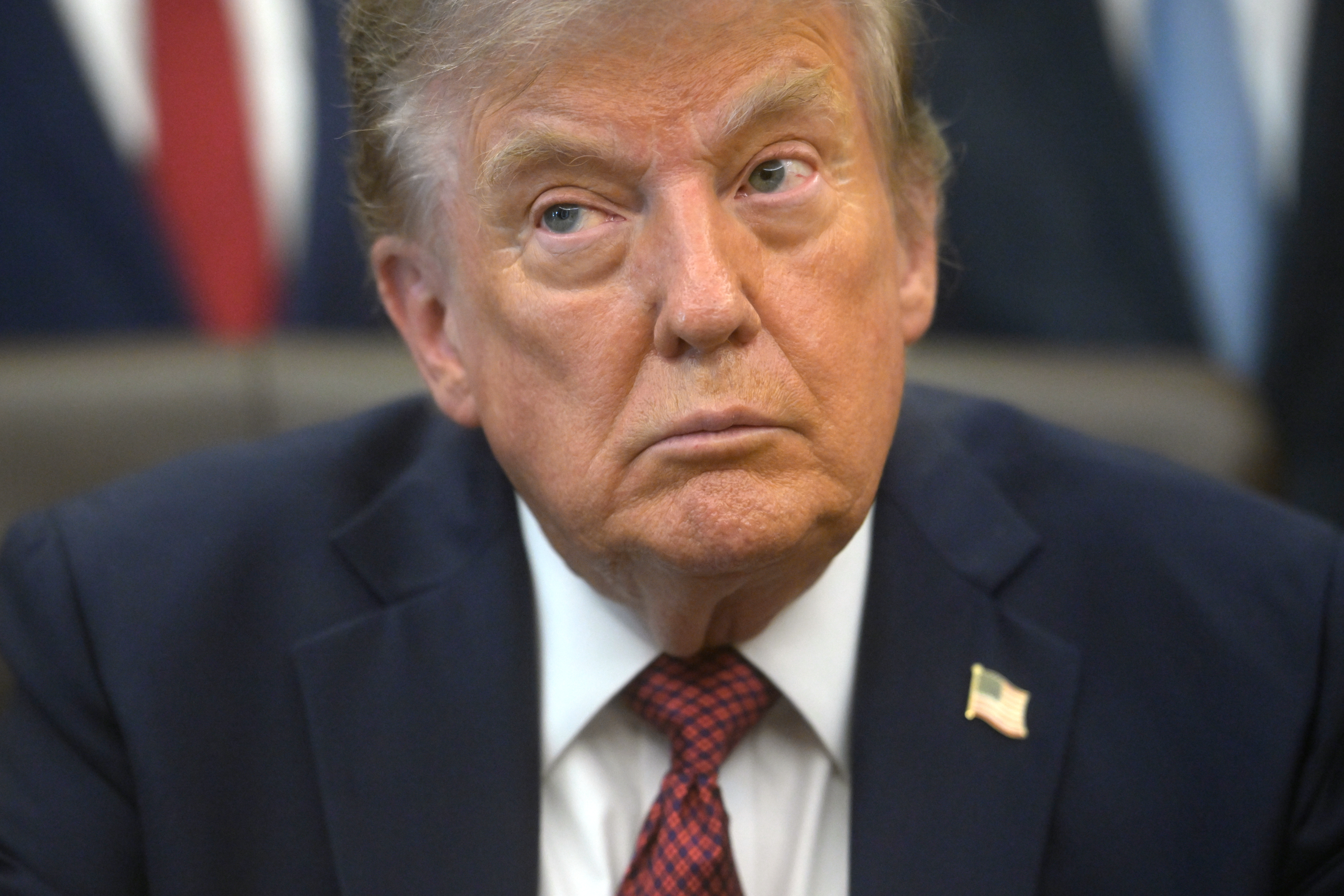 Trump firma órdenes para negar ciudadanía por nacimiento