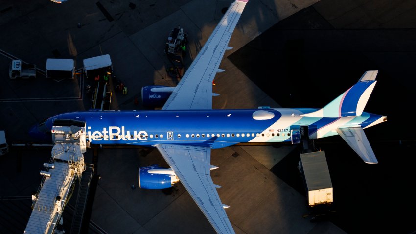 Un Airbus A220-300 de JetBlue permanece estacionado en la puerta B40 del Aeropuerto Internacional Logan de Boston, en Boston, Massachusetts, el 22 de diciembre de 2025. (Foto: Austin DeSisto/NurPhoto vía Getty Images)