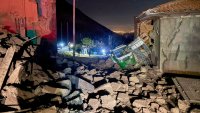 Un mototriciclo ha quedado atrapado entre los escombros de viviendas que colapsaron tras un sismo en Pumpunya, Perú, el domingo 19 de julio de 2026. (Foto AP/Jhefry Sedano)