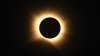 Un espectacular eclipse solar oscureció el cielo este miércoles