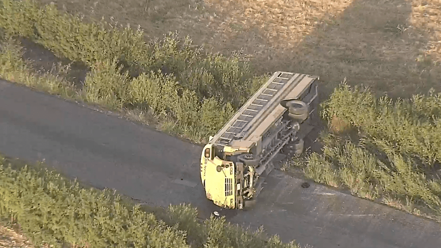 Vuelca autobús escolar y confirman un muerto en el norte de Texas