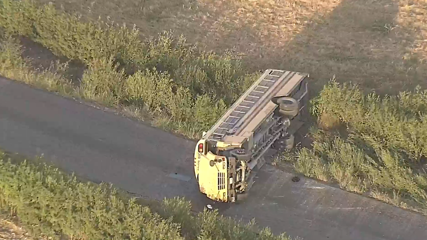 Vuelca autobús escolar y confirman un muerto en el norte de Texas
