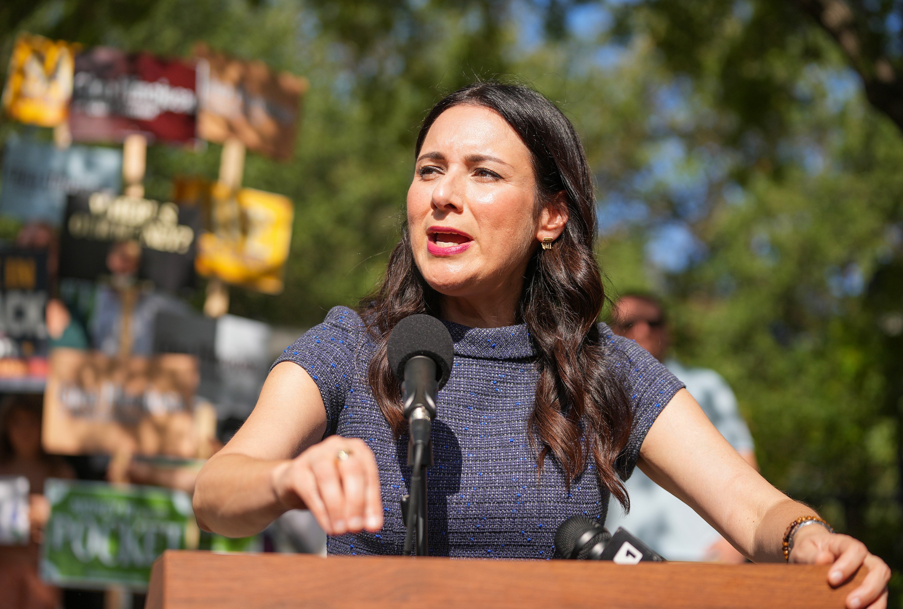 Gina Hinojosa presenta demanda para revisar correos electrónicos entre Elon Musk y Greg Abbott