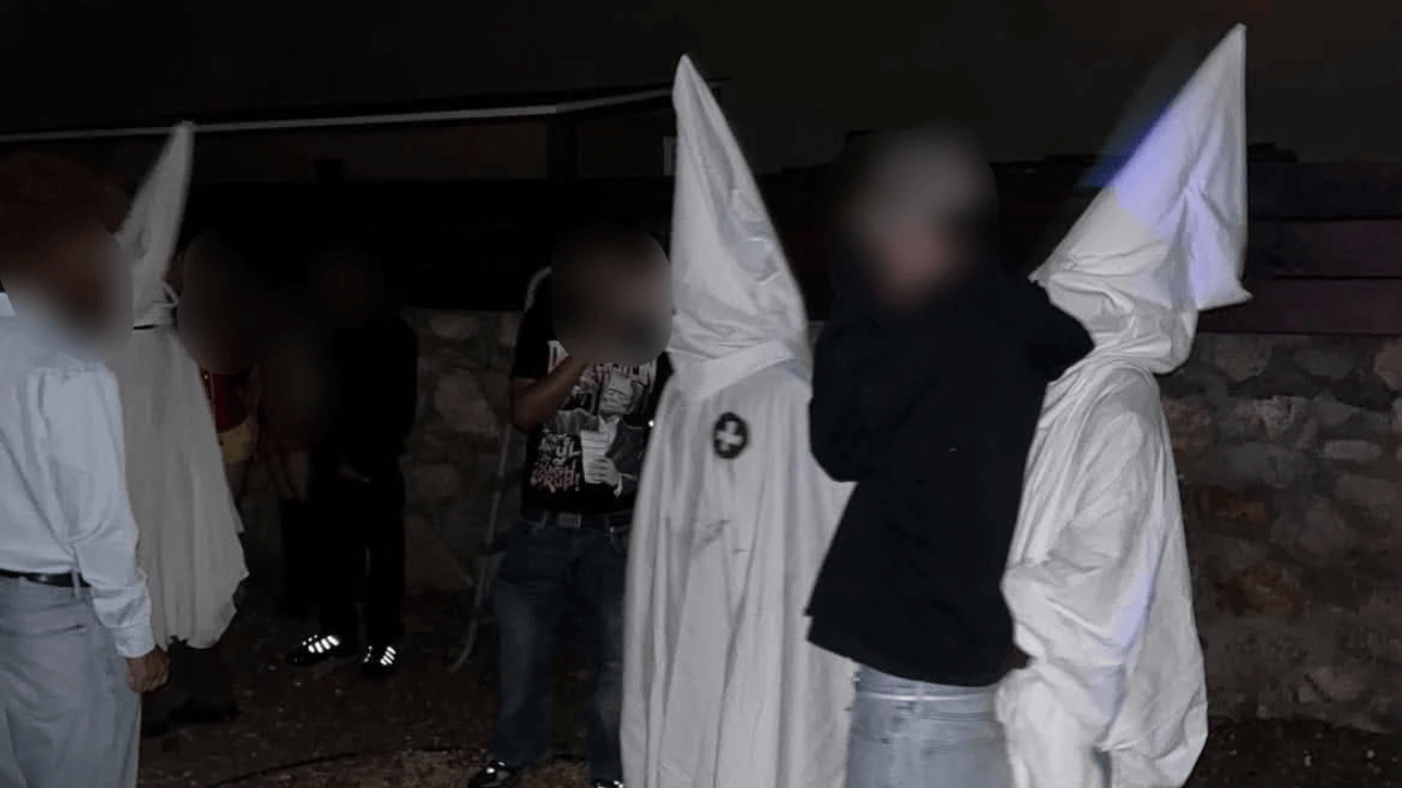 “No es una broma”: asociación condena vestimentas del KKK en Texas