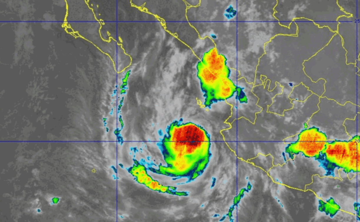 El mortal huracán Simon, ahora categoría 1, permanece frente a las costas de México