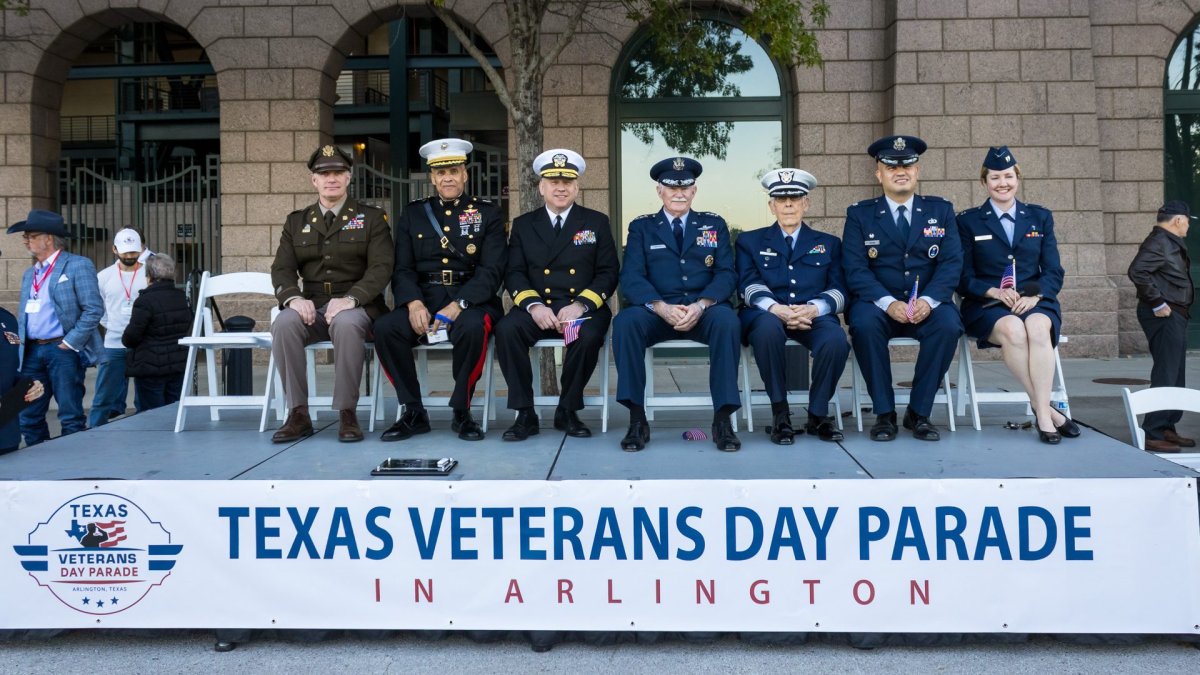 Arlington celebra el Desfile del Día de los Veteranos este 11 de noviembre