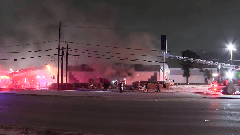 Luchan contra incendio en club nocturno de Dallas