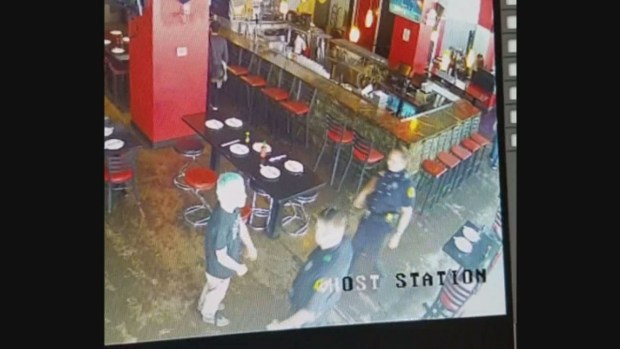Hombre orina sobre una patrulla y golpea a policía de Dallas