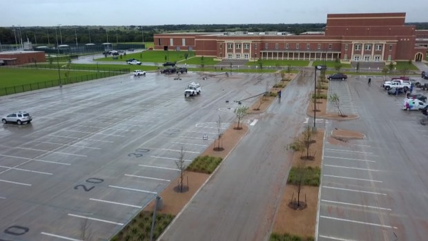 Vista aérea de daños en la prepa Waxahachie