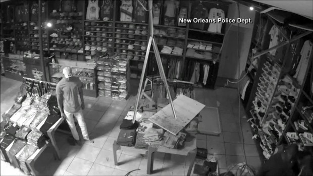 Video viral: ladrón frustrado en tienda de ropa