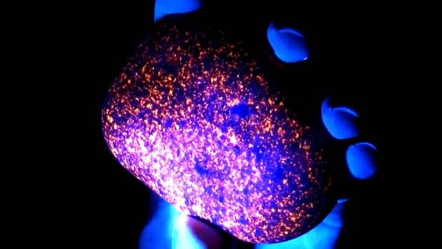 Las insólitas rocas que brillan en la oscuridad
