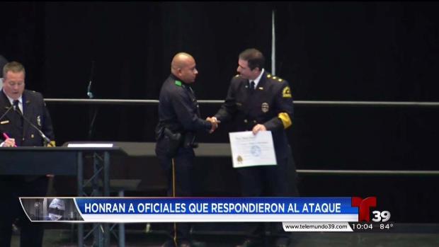 Honran a policías de Dallas