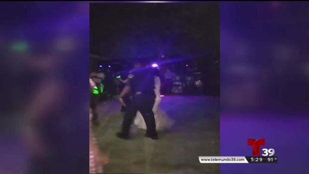 Oficiales llegaron por una queja y se quedaron a bailar en plena boda