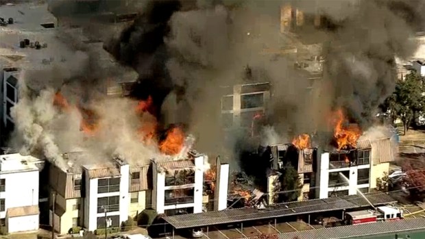 Incendio destruyó complejo de viviendas en Dallas