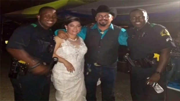 Viral: policías de Dallas bailan en boda