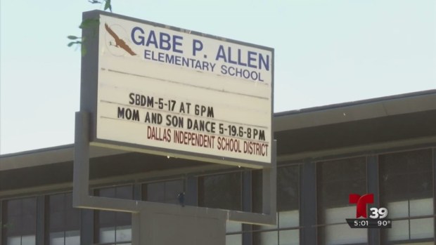 Menor de edad esposado en una escuela de Dallas