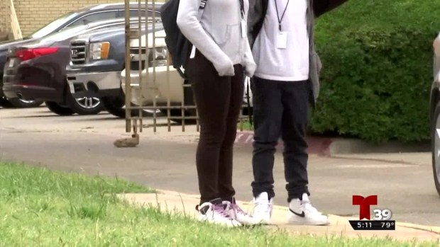 Estudiante es lanzada al suelo por un oficial del distrito escolar de Dallas