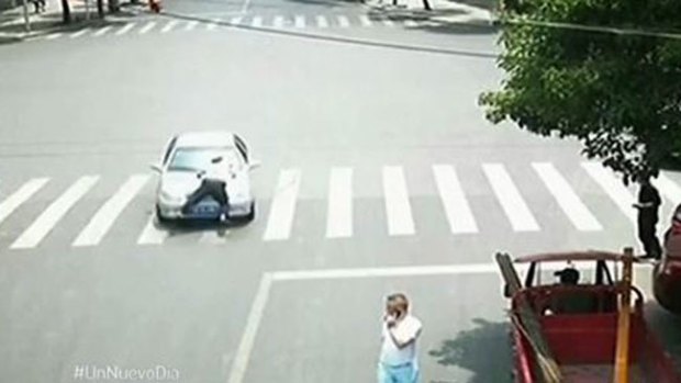 Video: La multa le costó una peligrosa vuelta