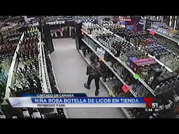 Captado en cámara: niña roba botella de tequila